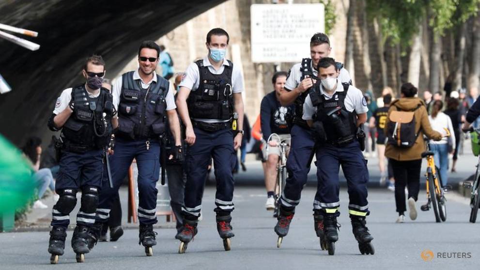 France reports drop in coronavirus deaths, toll tops 27,000