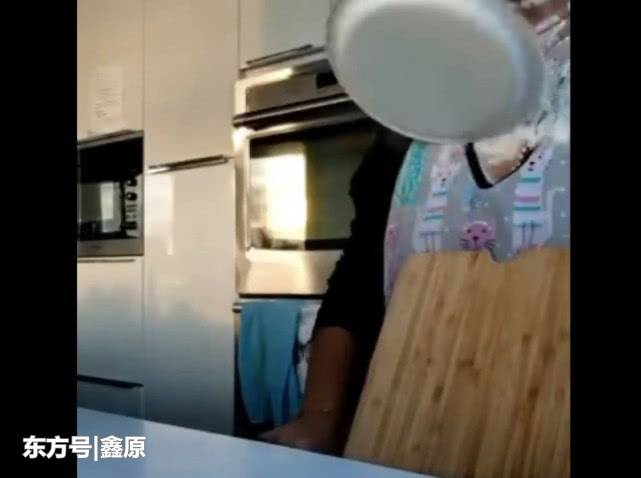 智利女教做面包出错被喷满脸面粉，视频曝光网友笑疯：喝水时别看