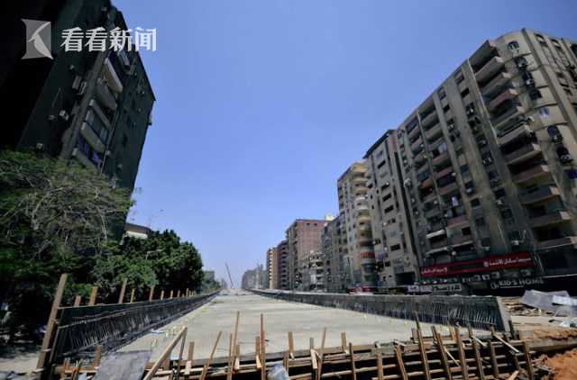 高架离民宅仅半米 5楼以下住户不见光 网友质疑