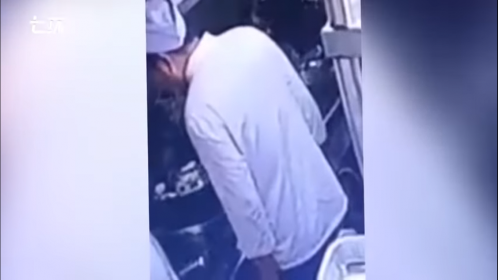 厨师因不爽被叫”重新煮过“！居然对菜肴大吐口水，过程被拍下！