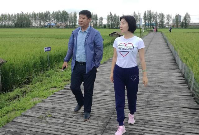 还记得《常回家看看》吗？演唱者陈红近照曝光，标志短发20年未变