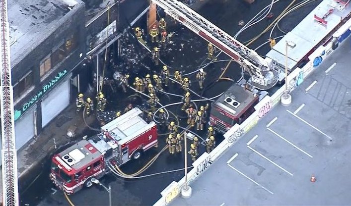 洛杉矶建筑起火爆炸‧至少10消防员受伤
