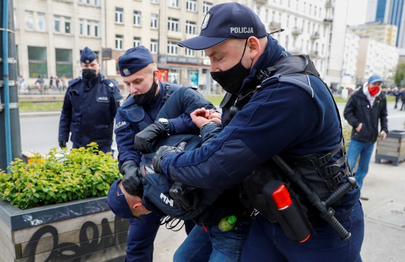 Police use tear gas on polish protestors demanding businesses reopen