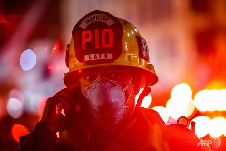 11 firefighters injured in Los Angeles blaze