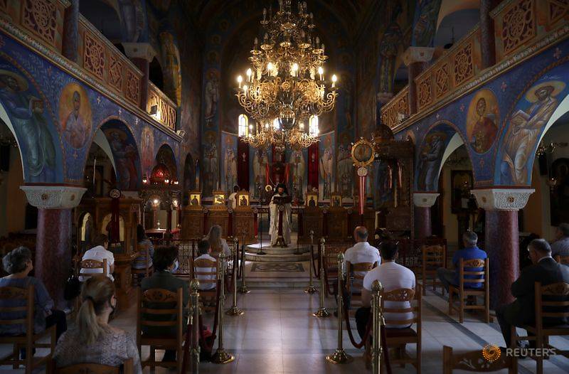 After weeks of COVID-19 lockdown, overjoyed Greeks return to church