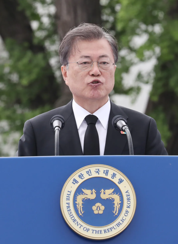 韩媒：韩国总统文在寅出席活动一脸憔悴 嘴唇起皮还咳嗽
