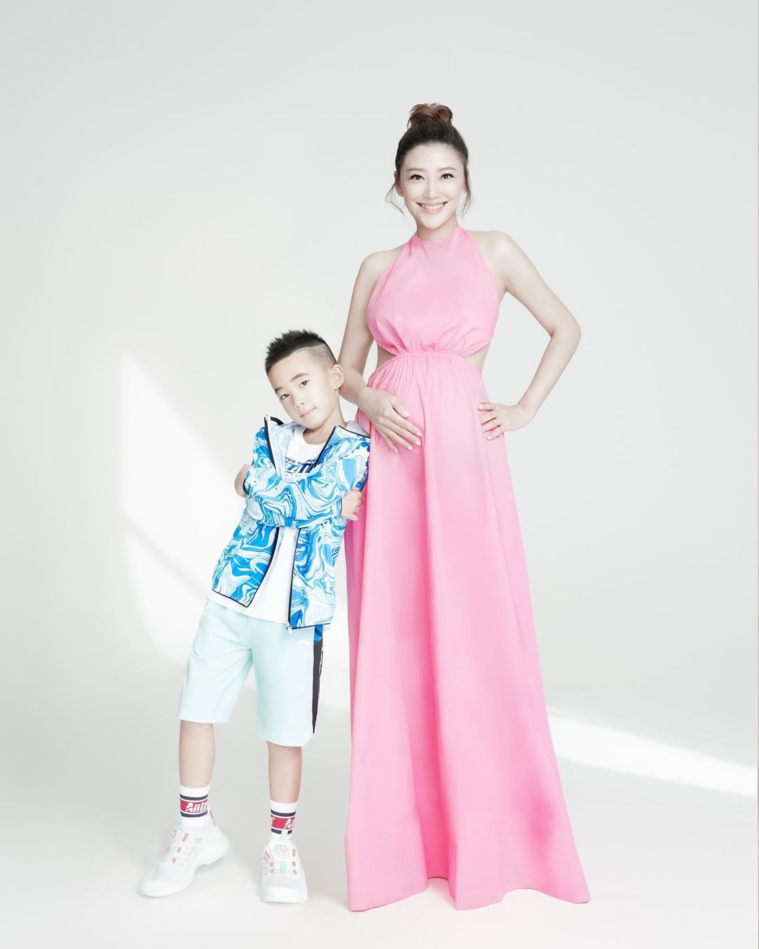Jordan Chan’s Wife Posts Maternity Photos With Their 7-Year-Old Son Who Looks Exactly Like The Actor