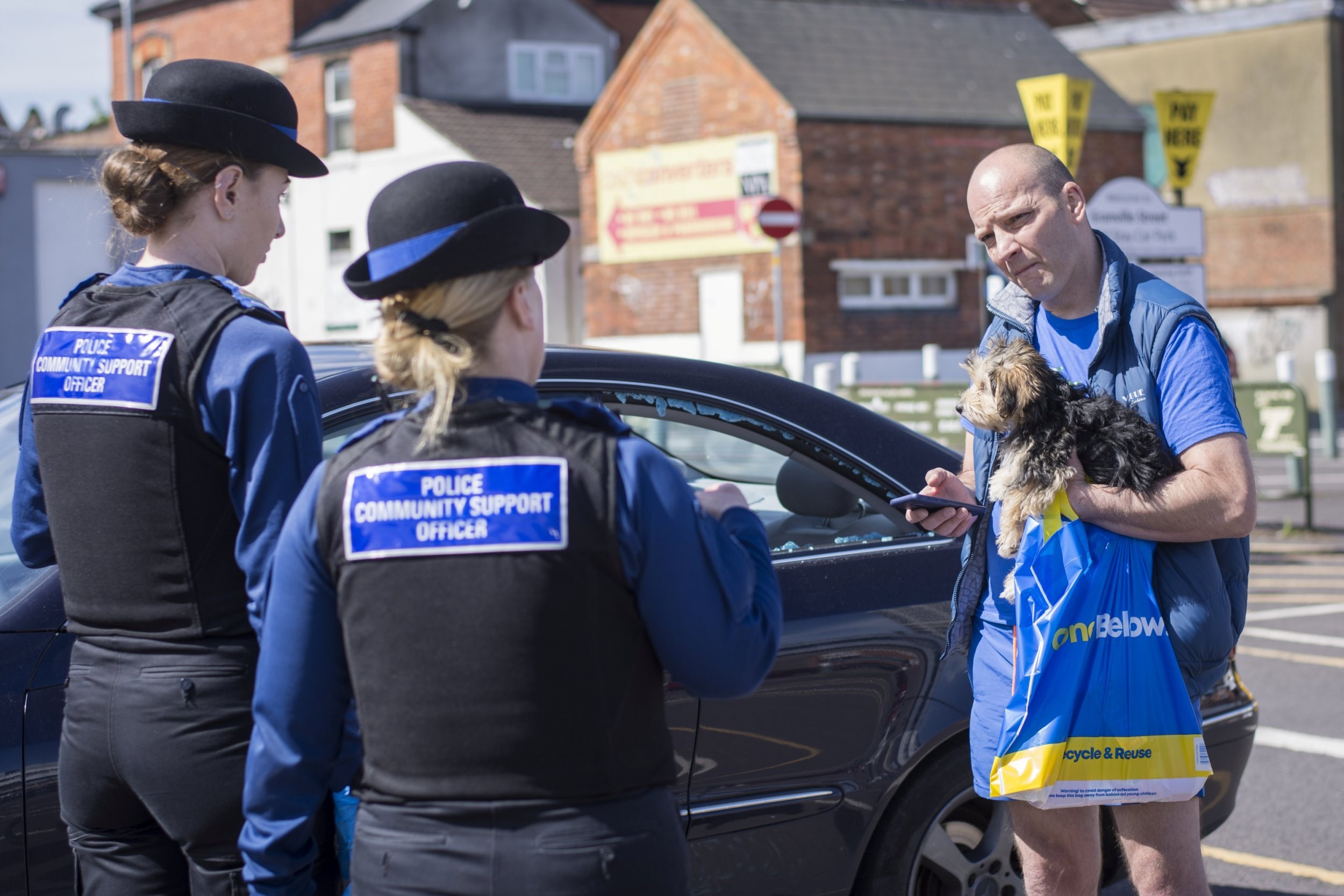 Man smashes car window to save puppy right in front of police