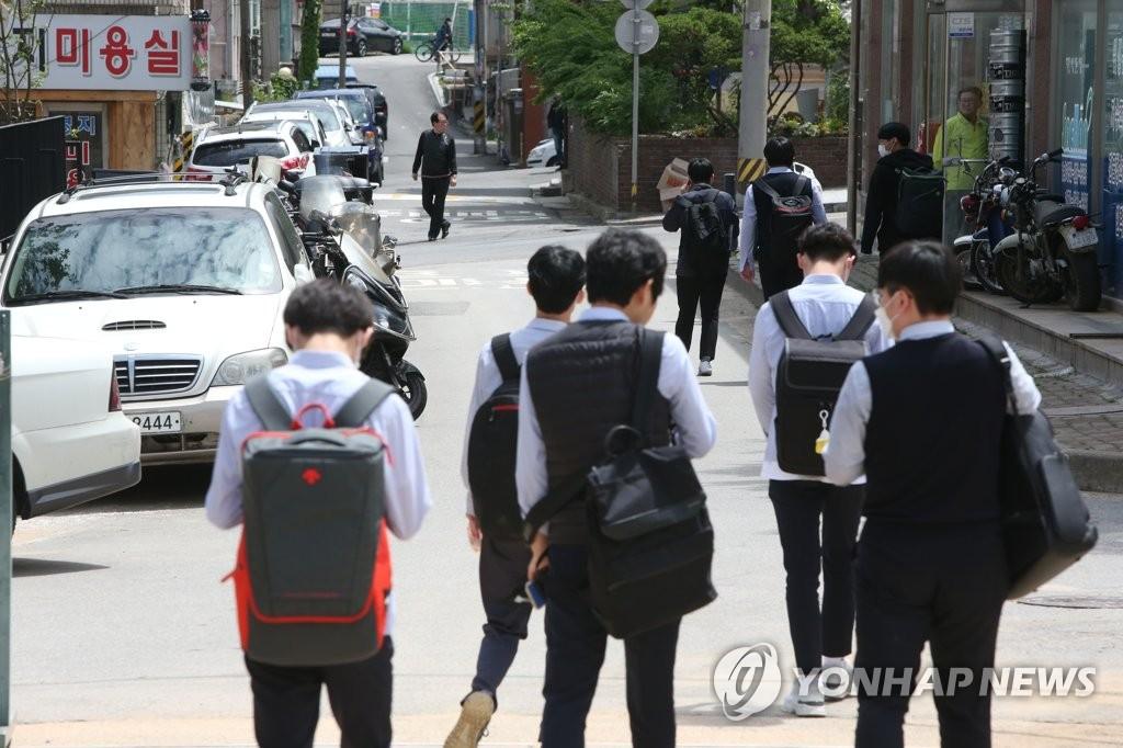 韩国高三复课首日2人确诊：66所学校停课 学生上课3小时就回家