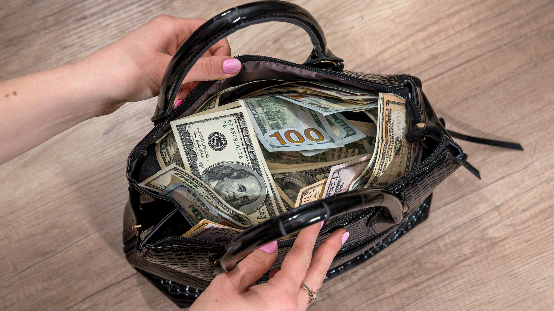 Virginia Family Finds Nearly $1 Million in Middle of Road, Returns It