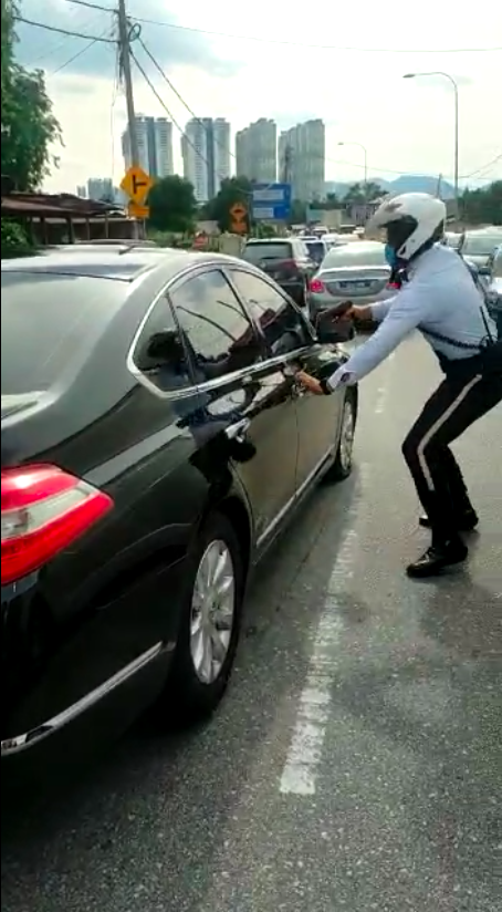 大马英勇交警追捕毒贩两枪射爆轮胎！途中不忘担心民众安全大喊：小心！让开！