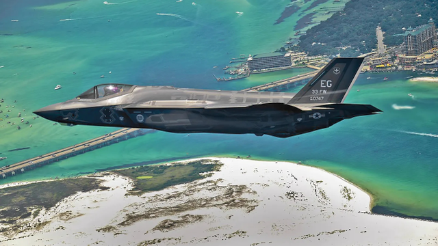美军一架F-35A隐身战机坠毁，同一基地刚坠毁一架F-22