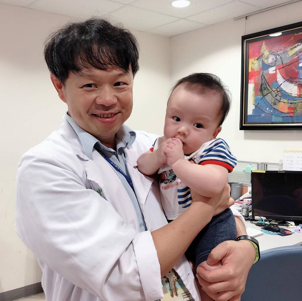 恐龙女孩心脏病逝世2年妈妈再生儿子！接生医生重遇女童灵魂︰你回来了！