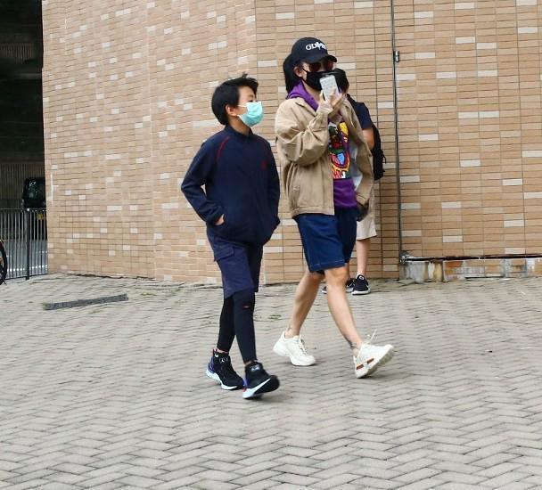 张柏芝接儿子放学 12岁Lucas身高飙升打扮似谢霆锋