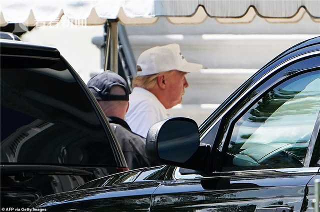 美死亡病例近10万 特朗普时隔75天重返高球场