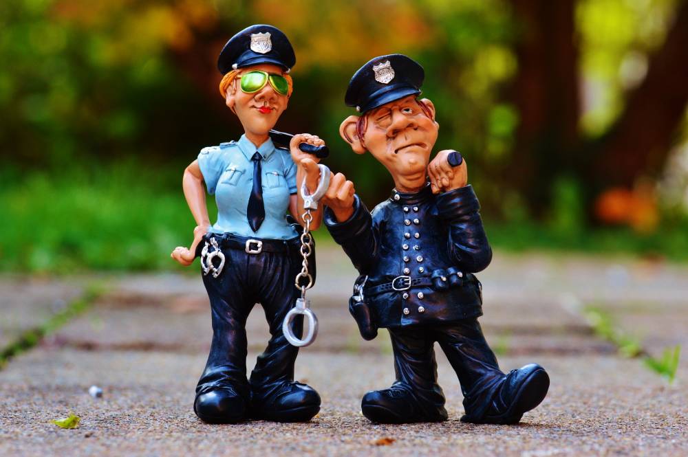 已婚警察趁机性侵兄弟女友！不用坐牢之后还可继续当警察！