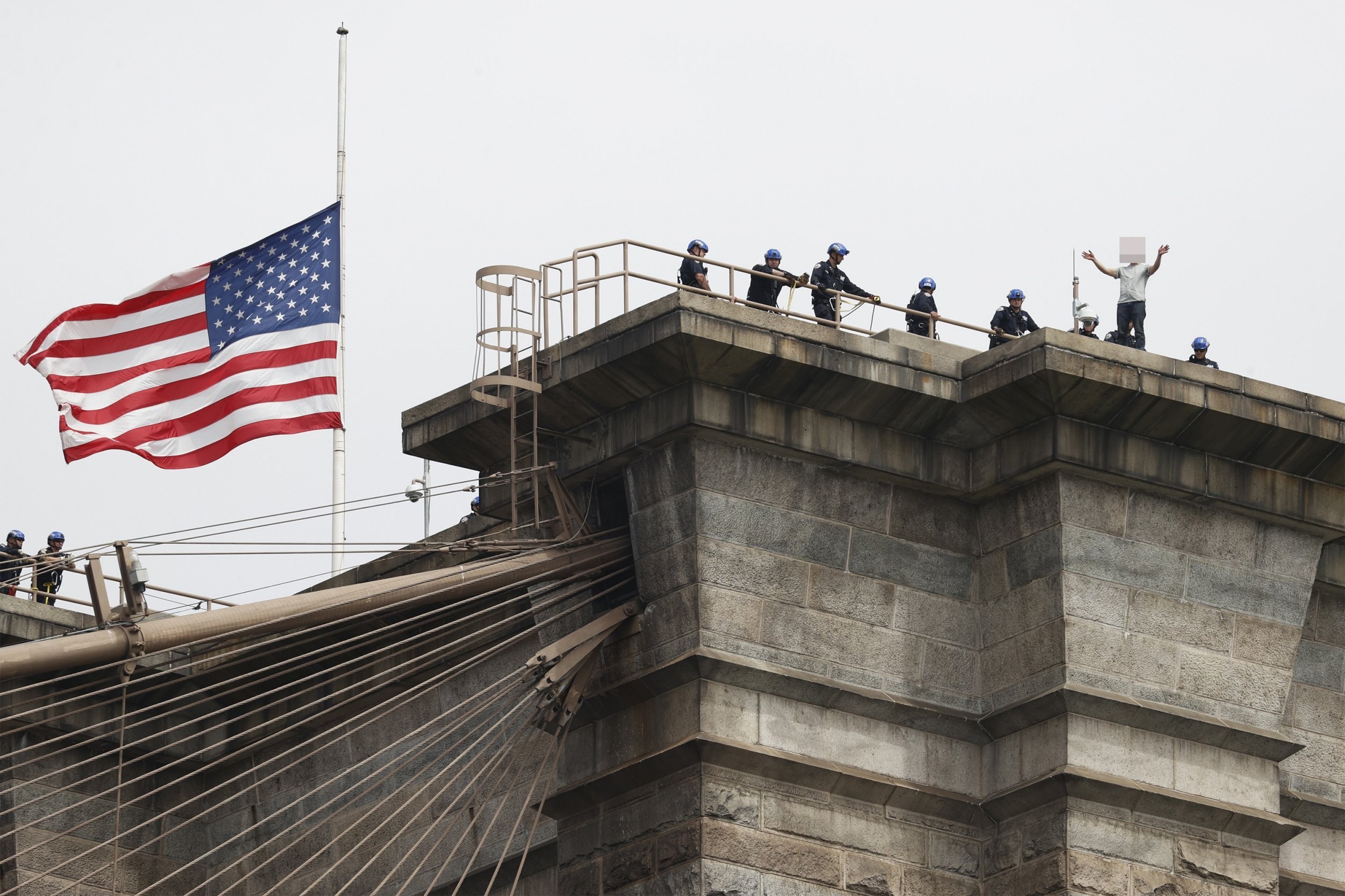 Man rescued after threatening to jump from Brooklyn Bridge