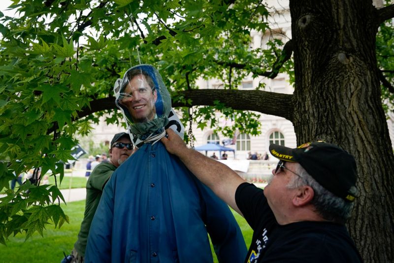 Protesters hang effigy of Kentucky governor outside Governor's mansion