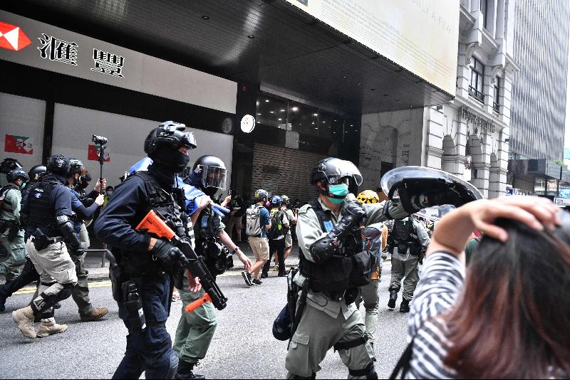 中环逾千人聚集‧港警方发射胡椒球弹