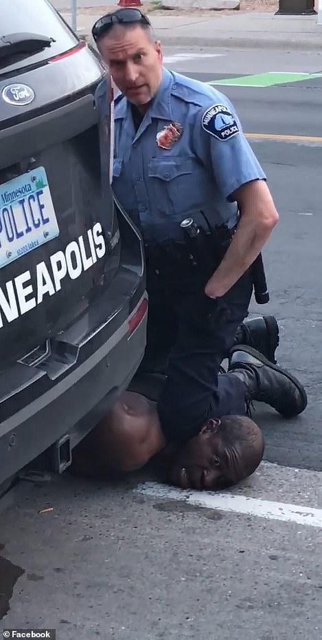 又一起！美国黑人被警察狠掐喉咙 路人制止：他没法呼吸了