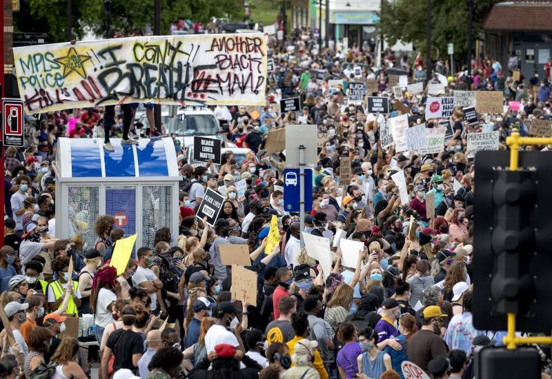 美国非裔男子被白人警员压颈致死！民众街头抗议，FBI已介入调查！