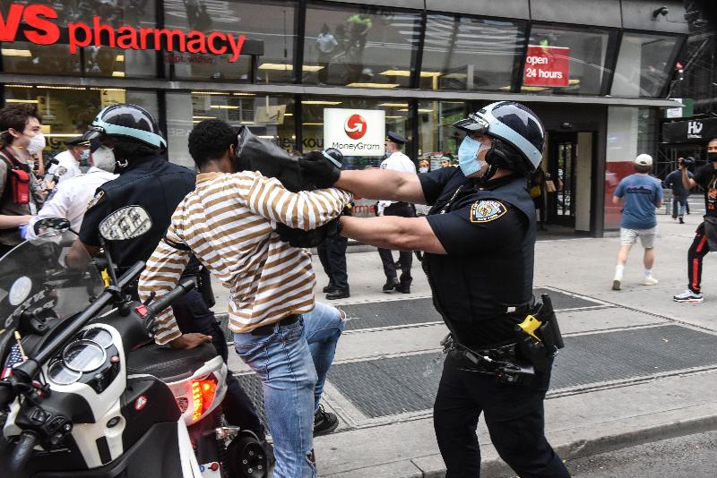 明尼阿波利斯市骚乱升级‧示威者焚烧多栋建筑