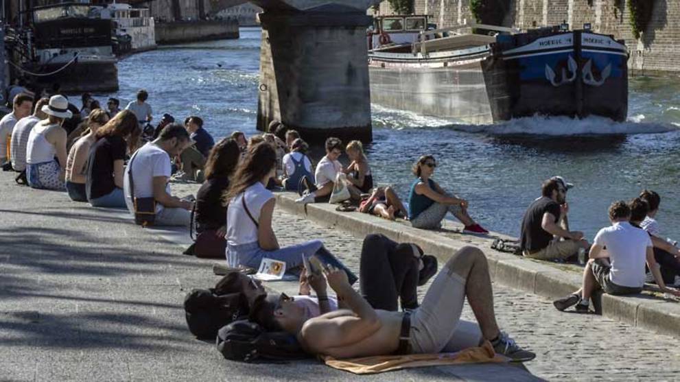 France to open bars, beaches in second phase of easing lockdown