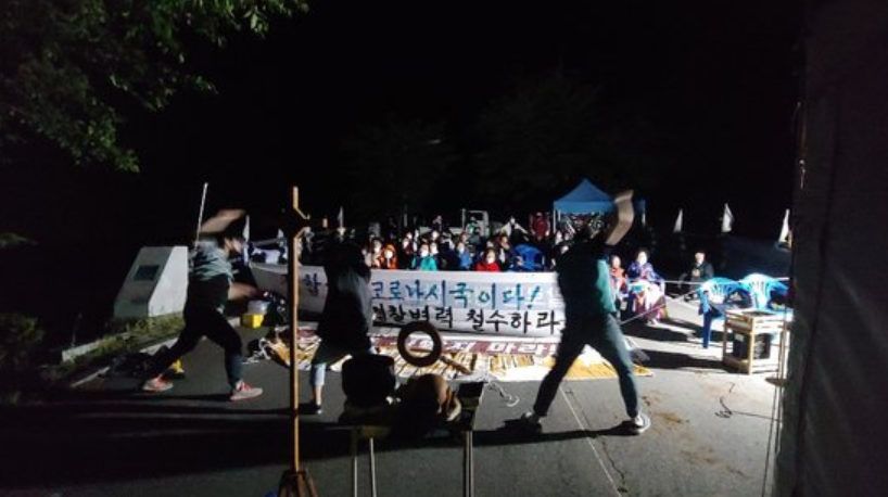 美韩连夜向“萨德”基地运设备：疑似含导弹，5人抗议受伤