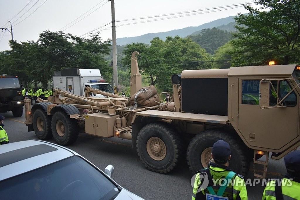 美韩连夜向"萨德"基地运设备：疑似含导弹 居民抗议5人受伤