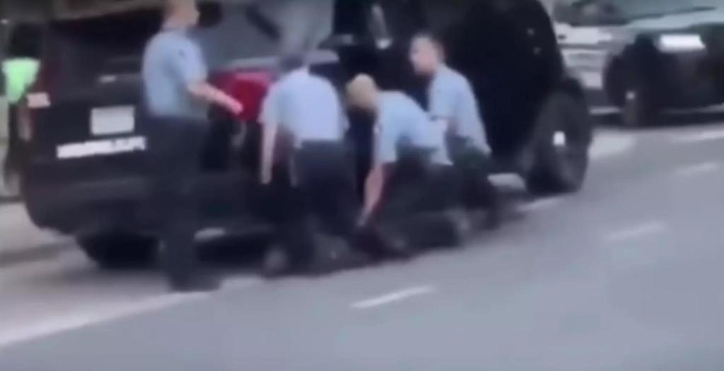 美媒曝最新视频 黑人男子同时遭3名警察跪压窒息而死