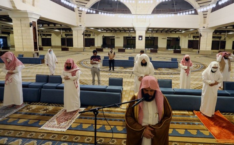 Saudi Arabia reopens mosques with strict regulations for worshippers