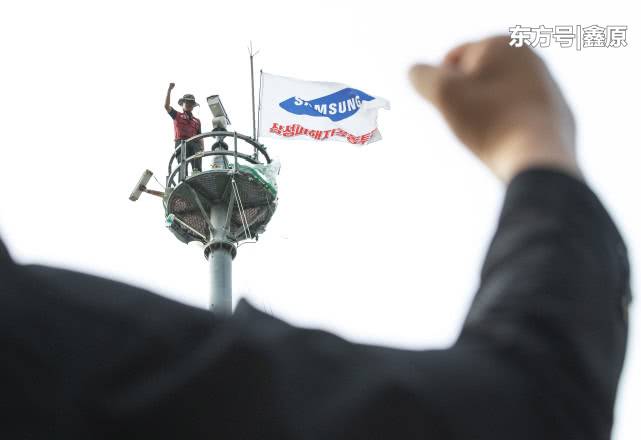 韩国男不满遭公司解雇，爬上25米高塔抗议三星一年后终于下塔！