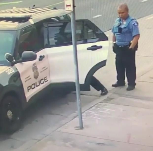 疑似弗洛伊德生前画面曝光：在警车内挣扎，被警员施暴