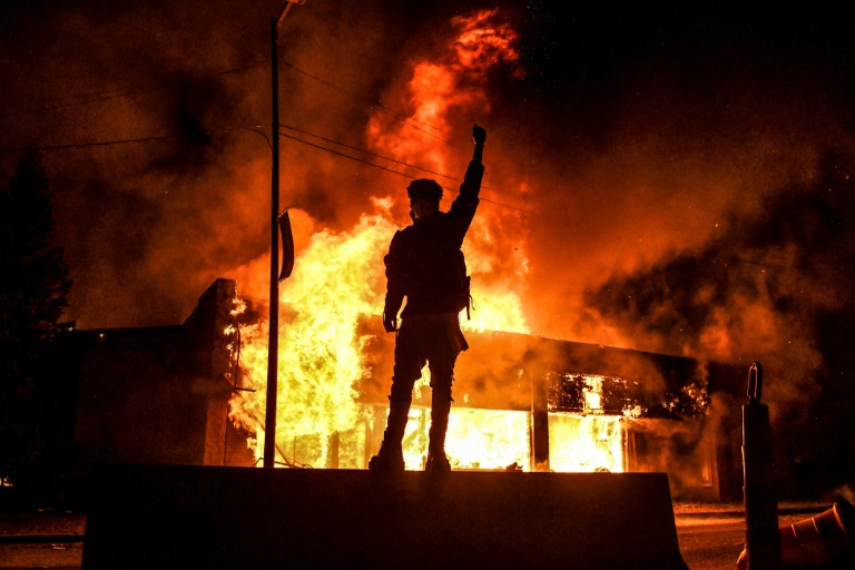 'Chaos' in Minneapolis as violence divides protesters