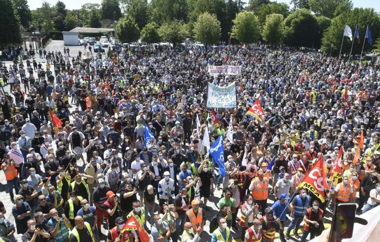 Thousands protest mass renault job cuts