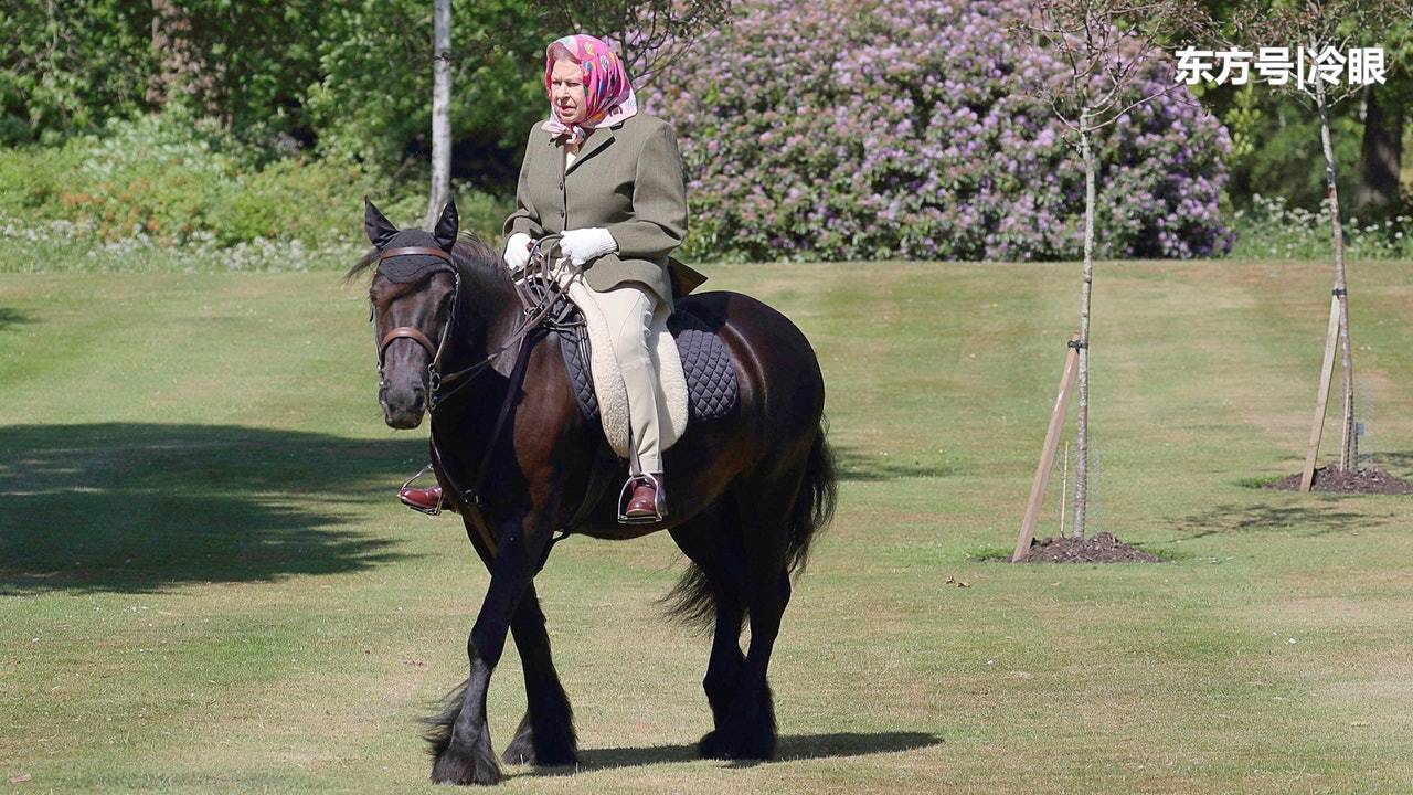 英女王近3个月以来首度露面，在温莎城堡草地骑马