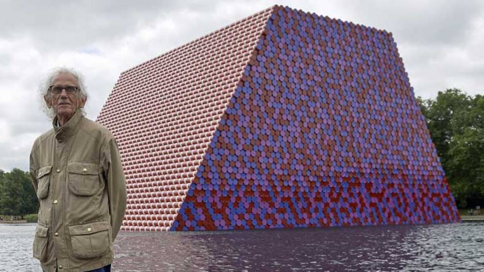Artist Christo who wrapped Reichstag in fabric dies, aged 84