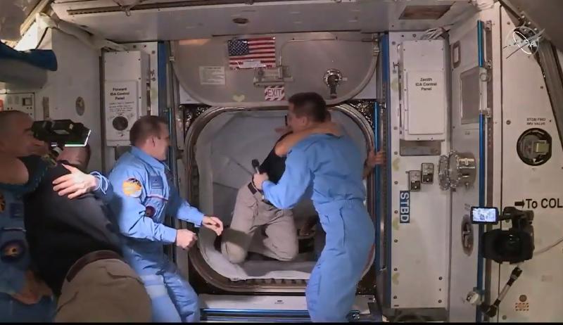 SpaceX载人太空船成功对接国际太空站‧两太空人进入太空站