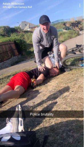 年轻人模仿警察暴力跪压颈项姿势！大笑着拍照遭网友谴责“应该给他们一点教训”！