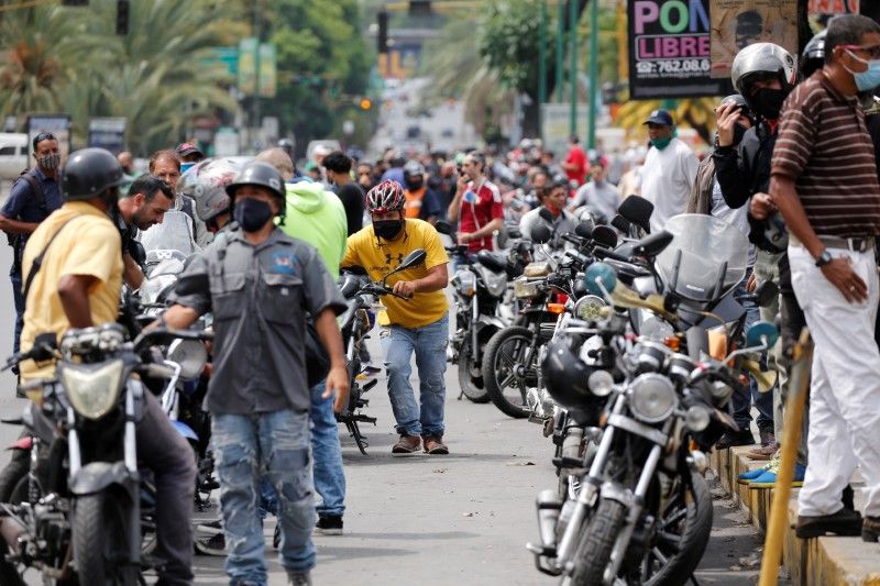 Long lines, confusion as Venezuela sells iranian fuel under new price system