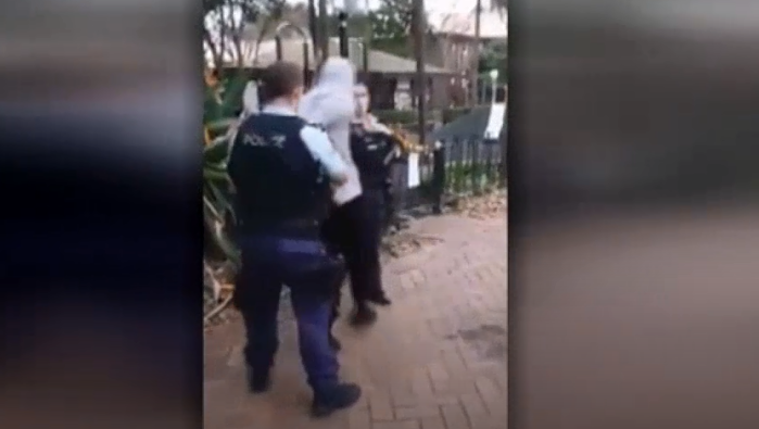 澳街头也现暴力执法：17岁原住民少年被警察勐踹，脸朝下倒地