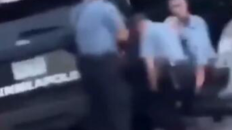 美医检官员：弗洛伊德死于被制服时心肺骤停