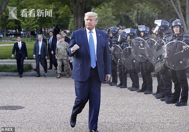 特朗普使损招对付示威者 用军用直升机低空扇风