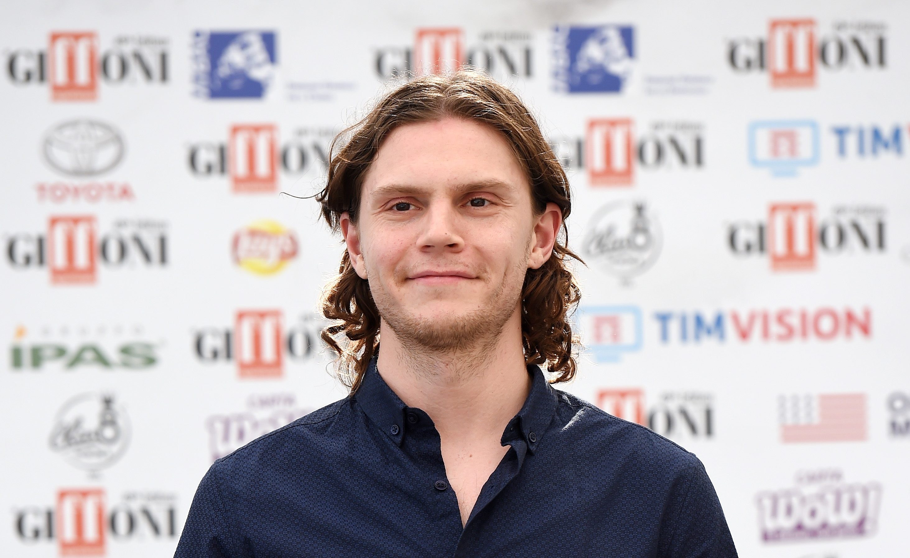 Evan Peters ‘unknowingly re-tweeted’ footage of police officers tackling protestor to the ground and apologises for causing offence