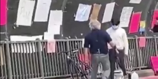 美国白人男子驱车冲撞抗议人群 美网友：别再火上浇油了！