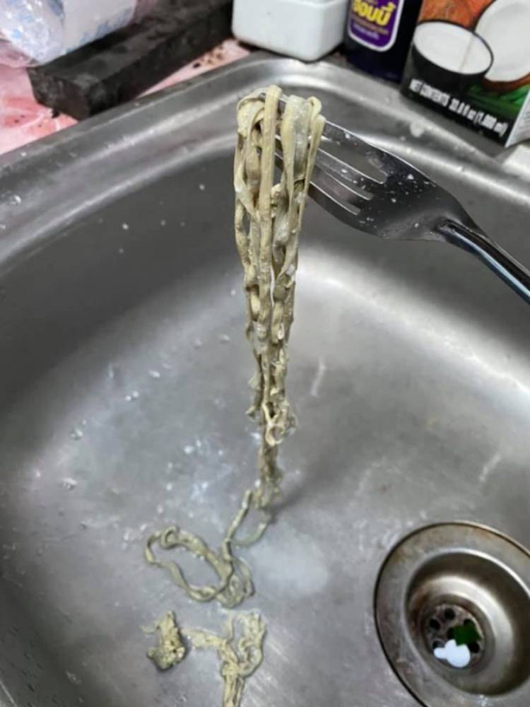 泰国妇女惊见鸡蛋藏“面条”！现场画面简直令人恶心想吐！买鸡蛋要小心！