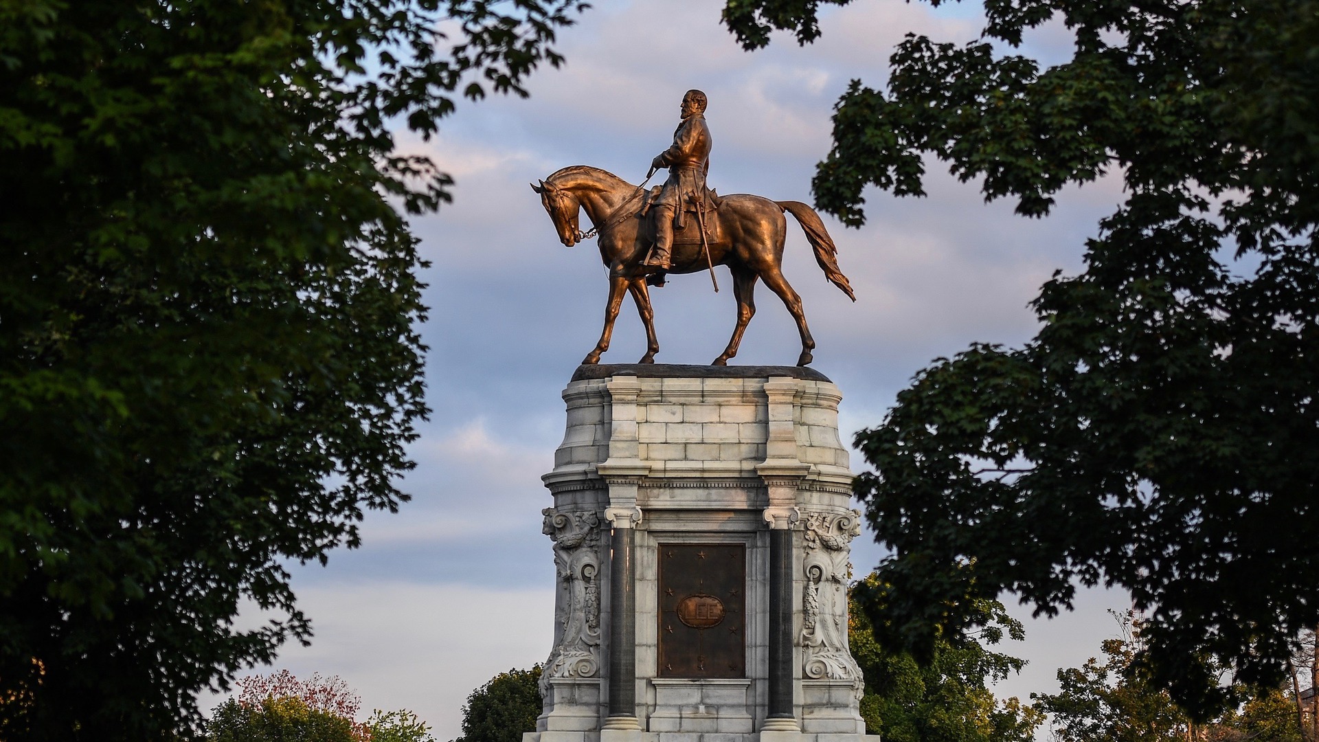 Virginia Governor to Announce Robert E. Lee Statue in Richmond Will Be Removed