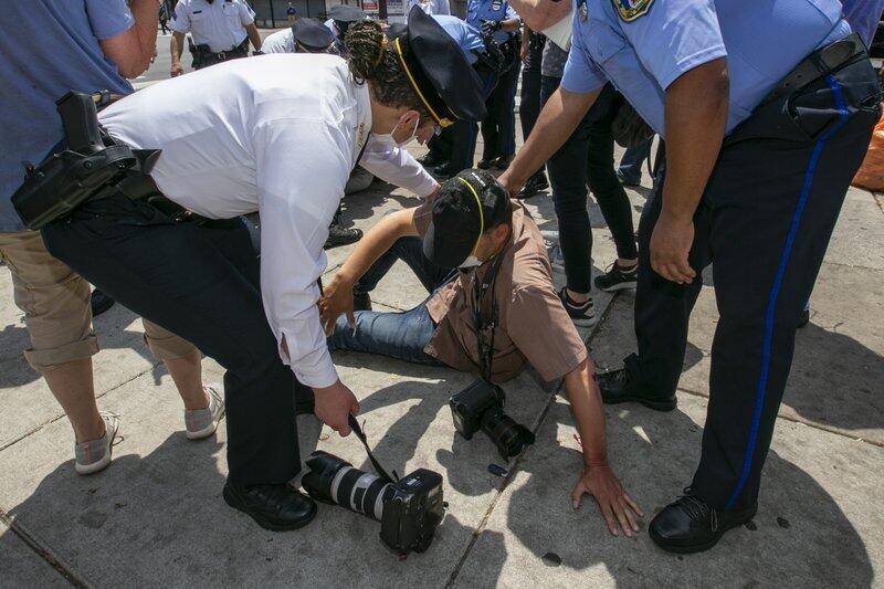 陌生人冲上一拳打脸·美联社摄记街头遇袭