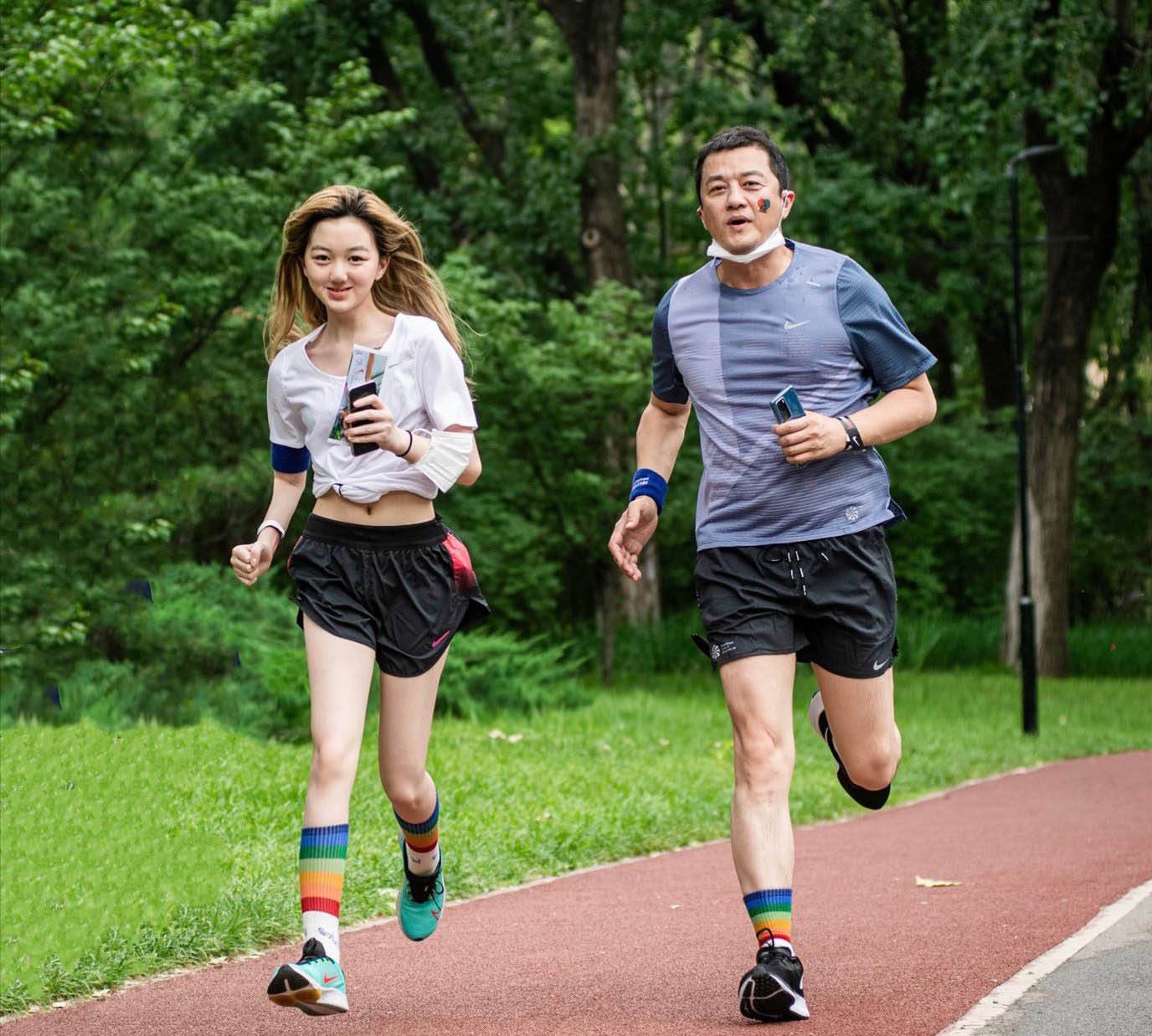 Faye Wong’s Daughter Li Yan Just Did A Charity Run For Kids Born With Birth Defects With Her Dad Li Yapeng