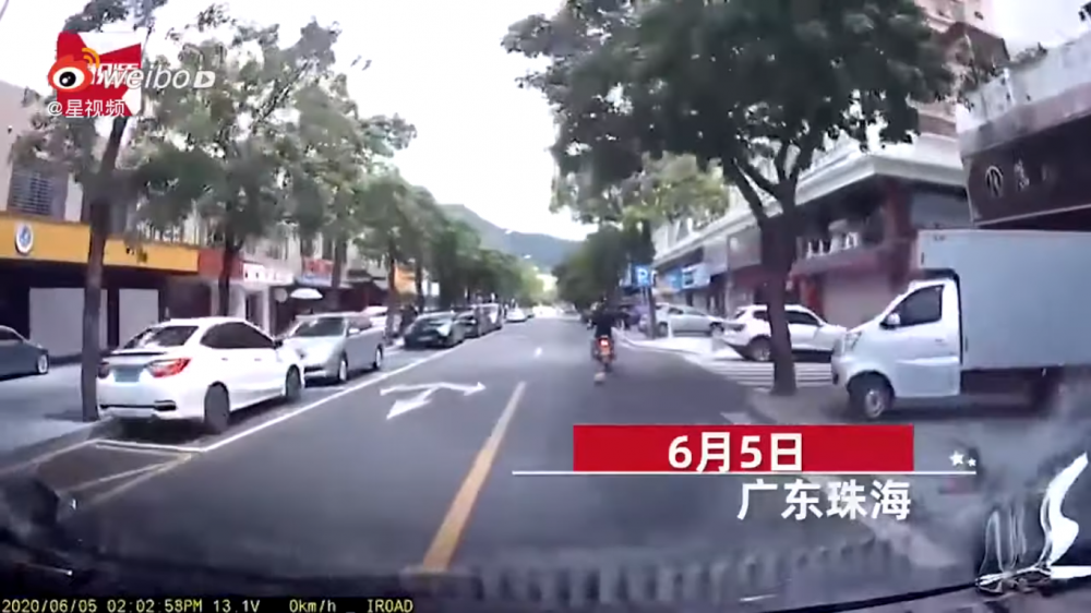 全身血肉模煳！恶男将小狗绑在摩哆车并拖数百公尺！